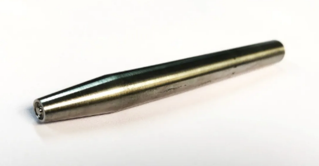 Remachador manual de golpe de 14 cm, fabricado en acero templado, ideal para la colocación de remaches en carpetas o tablas. Compatible con remaches semi-tubulares y rápidos. Herramienta duradera para trabajos de alto volumen. Remachador manual de golpe de 14 cm, fabricado en acero templado, ideal para la colocación de remaches en carpetas o tablas. Compatible con remaches semi-tubulares y rápidos. Herramienta duradera para trabajos de alto volumen.